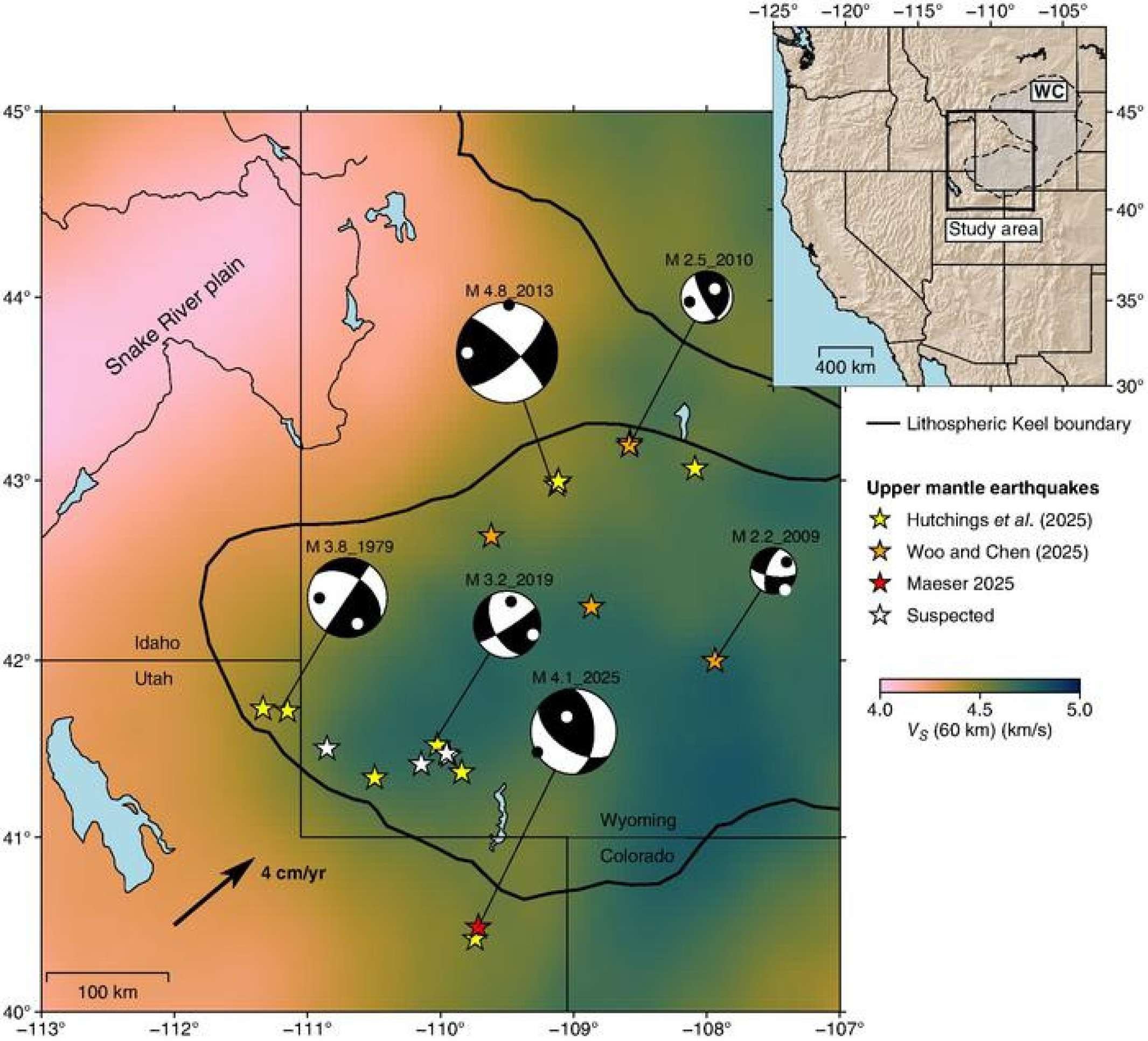 Mapa da regi&atilde;o do Cr&aacute;ton de Wyoming. As estrelas amarelas representam terremotos do manto continental (EMCs) ocorridos entre 1979 e 2023. As estrelas laranjas representam seis EMCs recentemente identificadas, ocorridas entre 2007 e 2010. As estrelas brancas representam quatro EMCs suspeitas, localizadas pelas Esta&ccedil;&otilde;es Sismogr&aacute;ficas da Universidade de Utah em 2025, e a estrela vermelha indica a localiza&ccedil;&atilde;o do terremoto de Maeser de 2025. A linha preta espessa indica o limite aproximado da quilha litosf&eacute;rica do Cr&aacute;ton de Wyoming.