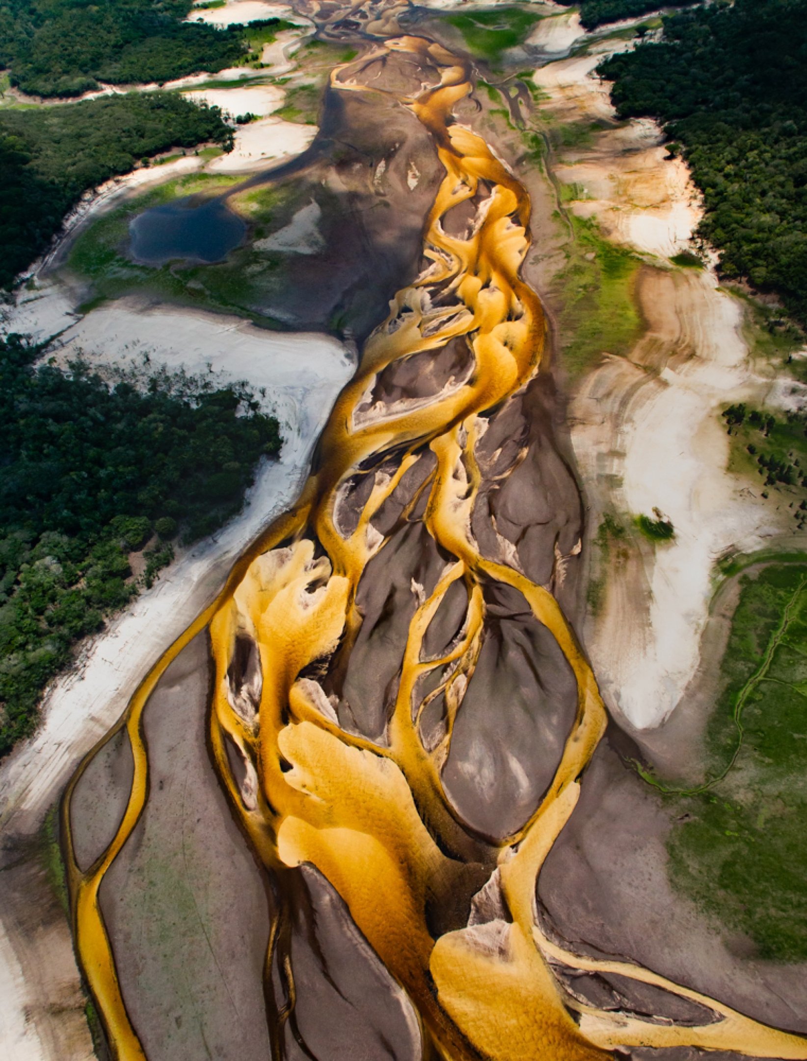 Araquém de Alcântara faz crônica visual da beleza e da devastação do Brasil