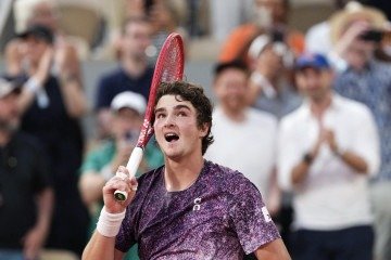  João Fonseca celebra o triunfo na quadra central Philippe-Chatrier: o próximo adversário do brasileiro será o norueguês Casper Ruud (16º) amanhã -  (crédito: Dimitar DILKOFF / AFP)