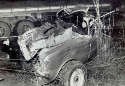 Opala em que Juscelino viajava ficou completamente destruído na batida. Conclusão é de que o carro foi preparado e o motorista dopado -  (crédito: Reprodução) -Opala em que Juscelino viajava ficou completamente destruído na batida. Conclusão é de que o carro foi preparado e o motorista dopado -  (crédito: Reprodução)