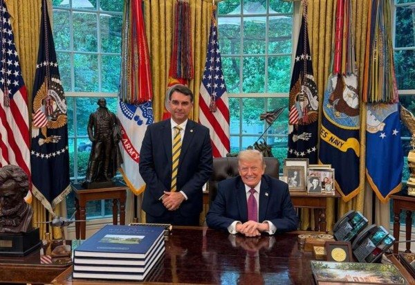 Jornal americano New York Times destacou pressão da família Bolsonaro na decisão de Washington