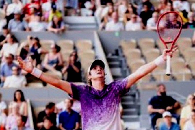 Tenista Brasileiro Jo&atilde;o Fonseca,  durante sua impressionante vit&oacute;ria na terceira rodada em Roland Garros contra a lenda do t&ecirc;nis s&eacute;rvio Novak Djokovic. 