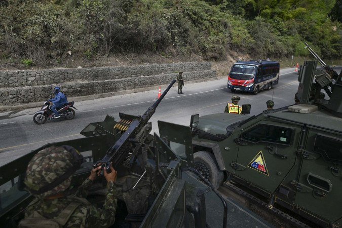 Exército patrulha estrada na região do Cauca, assolada pela ressurgência da guerrilha de esquerda: surto de violência pode dar votos à oposição de direita - (crédito: Joaquín Sarmiento/AFP) Exército patrulha estrada na região do Cauca, assolada pela ressurgência da guerrilha de esquerda: surto de violência pode dar votos à oposição de direita - (crédito: Joaquín Sarmiento/AFP)