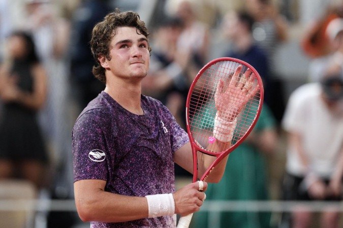 Brazil's Joao Fonseca celebrates after winning against Serbia's Novak Djokovic at the end of their men's singles match on day 6 of the French Open tennis tournament on Court Philippe-Chatrier at the Roland-Garros Complex in Paris on May 29, 2026. (Photo by Dimitar DILKOFF / AFP)
- (crédito: Dimitar DILKOFF / AFP) Brazil's Joao Fonseca celebrates after winning against Serbia's Novak Djokovic at the end of their men's singles match on day 6 of the French Open tennis tournament on Court Philippe-Chatrier at the Roland-Garros Complex in Paris on May 29, 2026. (Photo by Dimitar DILKOFF / AFP)
- (crédito: Dimitar DILKOFF / AFP)