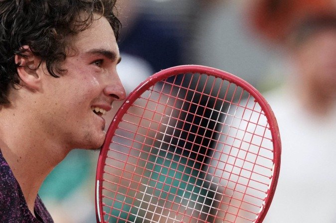  Brazil's Joao Fonseca celebrates after winning against Serbia's Novak Djokovic at the end of their men's singles match on day 6 of the French Open tennis tournament on Court Philippe-Chatrier at the Roland-Garros Complex in Paris on May 29, 2026. (Photo by Dimitar DILKOFF / AFP)
      