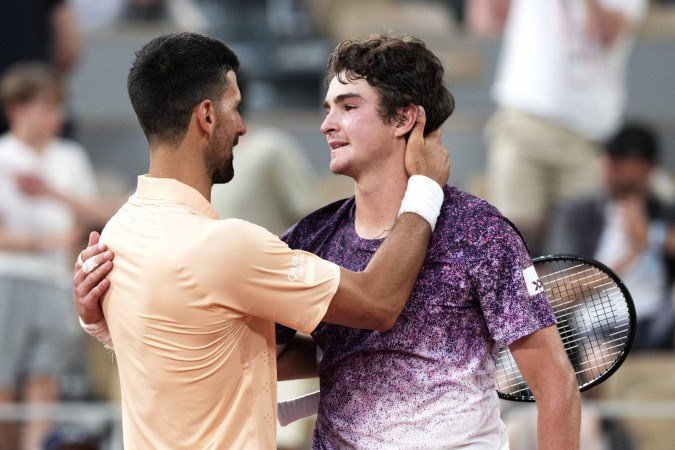  Winner Brazil's Joao Fonseca (R) greets Serbia's Novak Djokovic at the end of their men's singles match on day 6 of the French Open tennis tournament on Court Philippe-Chatrier at the Roland-Garros Complex in Paris on May 29, 2026. (Photo by Dimitar DILKOFF / AFP)
      