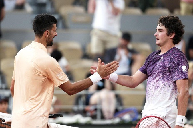  Winner Brazil's Joao Fonseca (R) greets Serbia's Novak Djokovic at the end of their men's singles match on day 6 of the French Open tennis tournament on Court Philippe-Chatrier at the Roland-Garros Complex in Paris on May 29, 2026. (Photo by Dimitar DILKOFF / AFP)
      