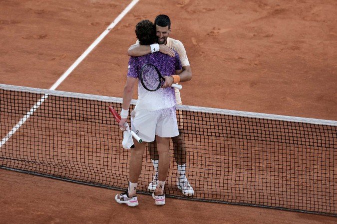  Winner Brazil's Joao Fonseca (L) greets Serbia's Novak Djokovic at the end of their men's singles match on day 6 of the French Open tennis tournament on Court Philippe-Chatrier at the Roland-Garros Complex in Paris on May 29, 2026. (Photo by Thomas SAMSON / AFP)
      