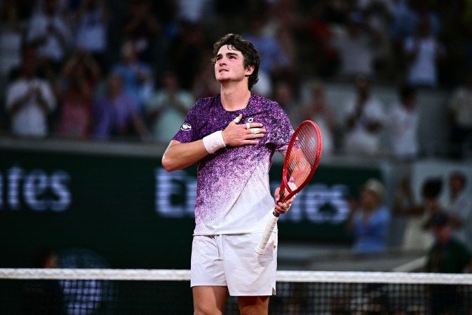  Brazil's Joao Fonseca celebrates his victory against Serbia's Novak Djokovic at the end of their men's singles match on day 6 of the French Open tennis tournament on Court Philippe-Chatrier at the Roland-Garros Complex in Paris on May 29, 2026. (Photo by JULIEN DE ROSA / AFP)
      