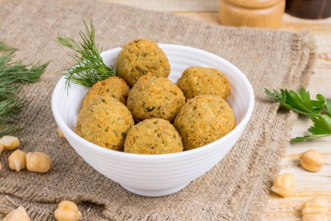 Bolinho de grão-de-bico e atum (Imagem: Ratov Maxim | Shutterstock) - (crédito: EdiCase) Bolinho de grão-de-bico e atum (Imagem: Ratov Maxim | Shutterstock) - (crédito: EdiCase)