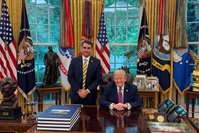 Jornal americano New York Times destacou pressão da família Bolsonaro na decisão de Washington - (crédito: Reprodução) Jornal americano New York Times destacou pressão da família Bolsonaro na decisão de Washington - (crédito: Reprodução)