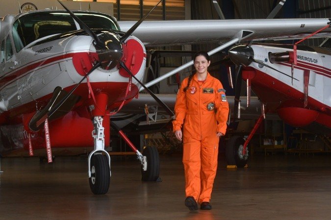 A capitã Kirla Pignaton entrou para a história  ao se tornar a primeira mulher piloto de avião da CBMDF