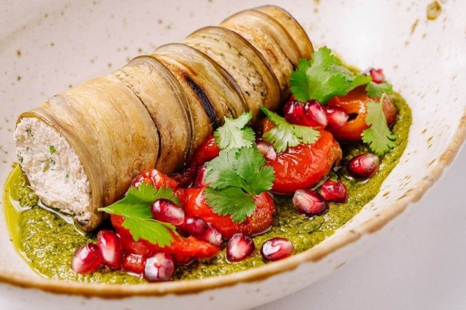 Enroladinho de berinjela com tofu e molho de manjericão (Imagem: AntAlexStudio | Shutterstock)
- (crédito: EdiCase) Enroladinho de berinjela com tofu e molho de manjericão (Imagem: AntAlexStudio | Shutterstock)
- (crédito: EdiCase)