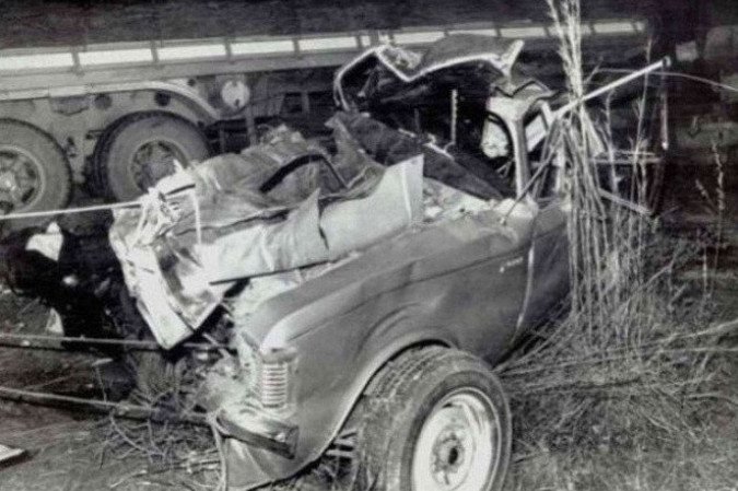 Opala em que Juscelino viajava ficou completamente destruído na batida. Conclusão é de que o carro foi preparado e o motorista dopado - (crédito: Reprodução) Opala em que Juscelino viajava ficou completamente destruído na batida. Conclusão é de que o carro foi preparado e o motorista dopado - (crédito: Reprodução)
