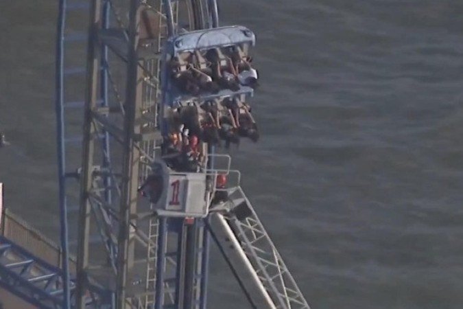 O brinquedo Iron Shark, no parque Pleasure Pier, sofreu uma falha no controle de tração. Os jovens foram retirados um a um com um guindaste e, apesar do susto e do calor forte, ninguém se feriu. - (crédito: reprodução/redessociais) O brinquedo Iron Shark, no parque Pleasure Pier, sofreu uma falha no controle de tração. Os jovens foram retirados um a um com um guindaste e, apesar do susto e do calor forte, ninguém se feriu. - (crédito: reprodução/redessociais)