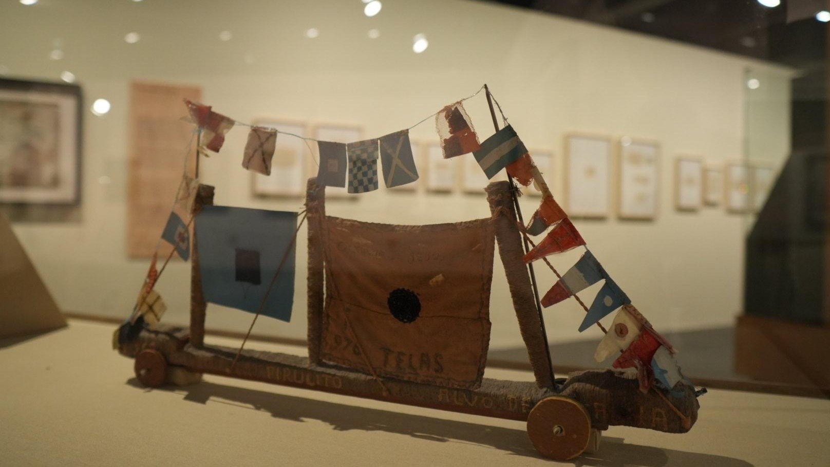 Um dos brinquedos do artista Joaquín Torres García, que valorizava a infância e a liberdade criativa, integra a exposição no CCBB Brasília - (crédito: Diego Oliveira Camargo) Um dos brinquedos do artista Joaquín Torres García, que valorizava a infância e a liberdade criativa, integra a exposição no CCBB Brasília - (crédito: Diego Oliveira Camargo)