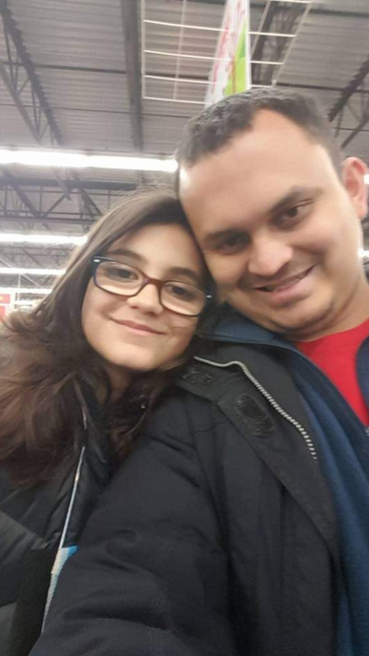 Leonardo Bedoya com a filha Jeshennia, que se matou aos 18 anos, ap&oacute;s receber o kit de Law