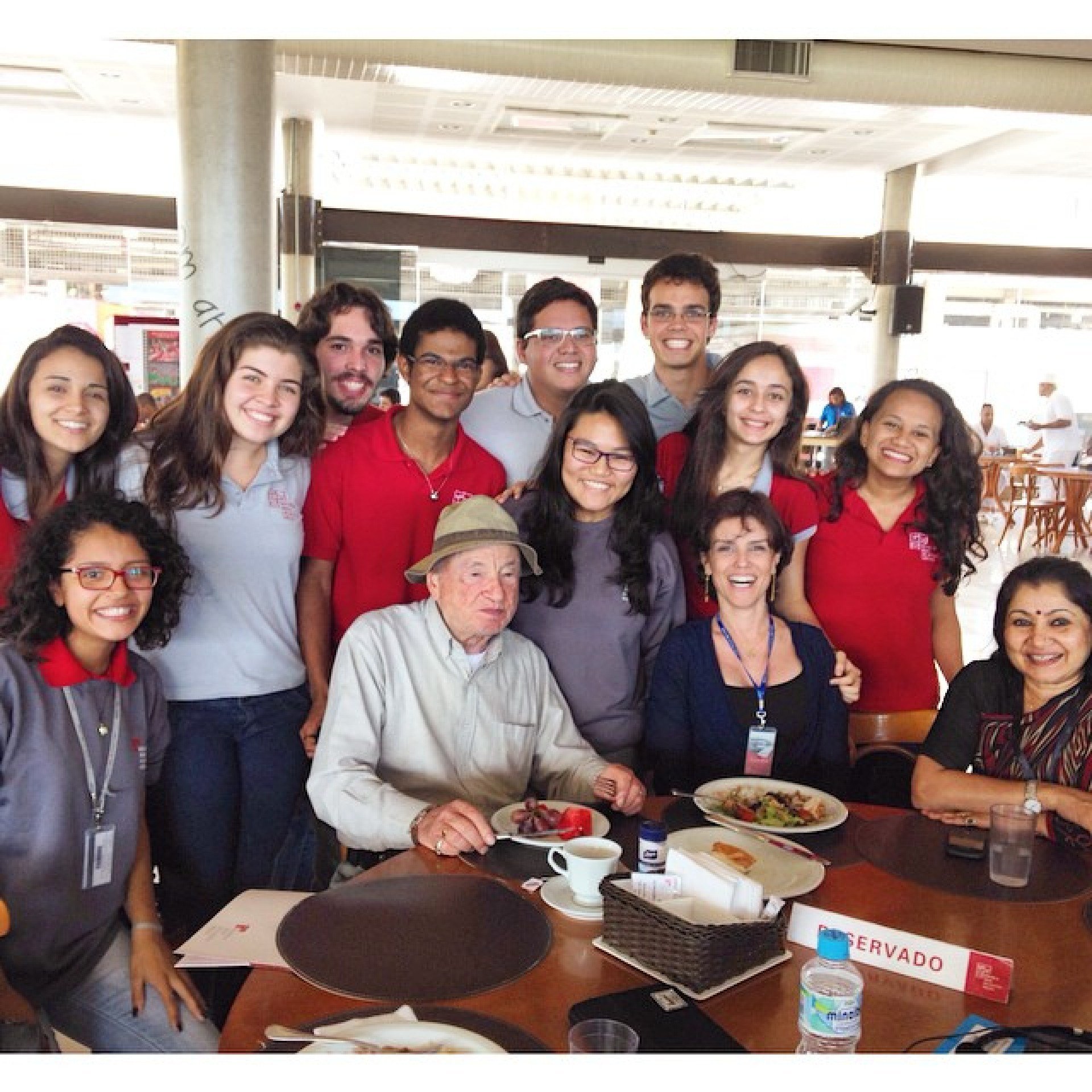 Jhoalerson (ao fundo, de bigode) e colegas com Edgar Morin, na escola do Sesc, no Rio, em 2013