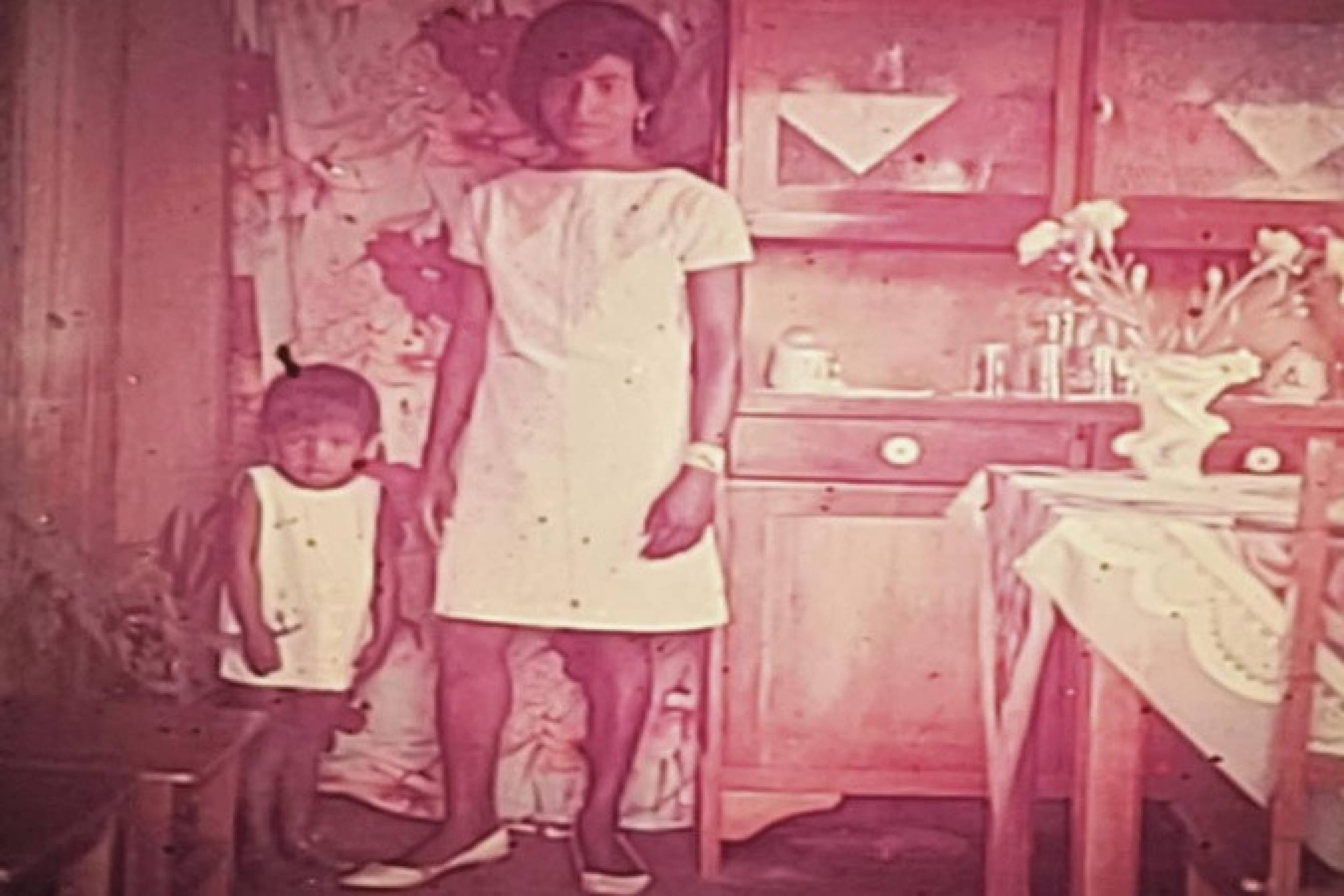 Adenir Carruesco aos 3 anos, ao lado de sua m&atilde;e