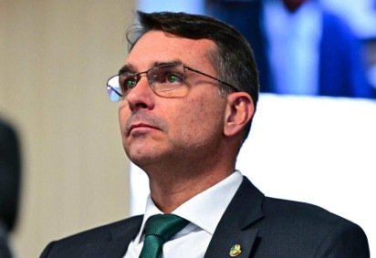 Fl&aacute;vio Bolsonaro atribuiu ao presidente Lula a responsabilidade pela decis&atilde;o da Comiss&atilde;o Europeia de vetar a importa&ccedil;&atilde;o de carne brasileira -  (crédito: Saulo Cruz/Ag&ecirc;ncia Senado) -Fl&aacute;vio Bolsonaro atribuiu ao presidente Lula a responsabilidade pela decis&atilde;o da Comiss&atilde;o Europeia de vetar a importa&ccedil;&atilde;o de carne brasileira -  (crédito: Saulo Cruz/Ag&ecirc;ncia Senado)