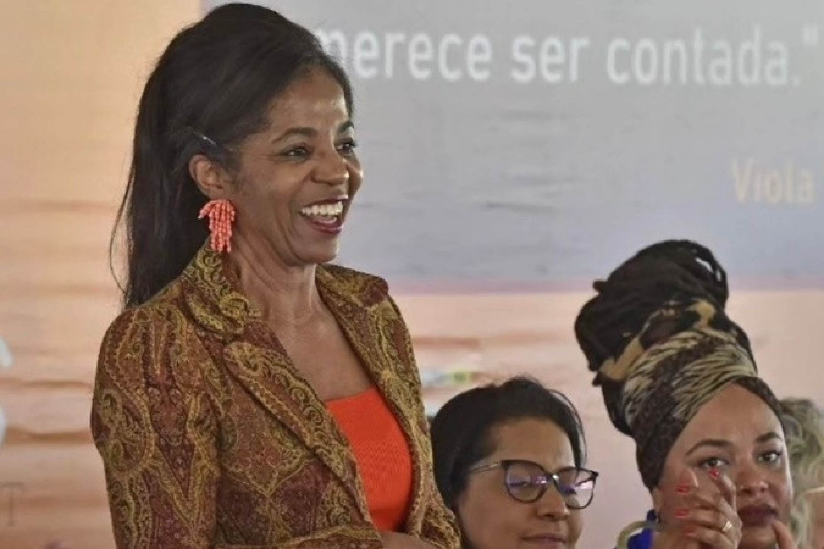 A desembargadora em evento da Vila Bela