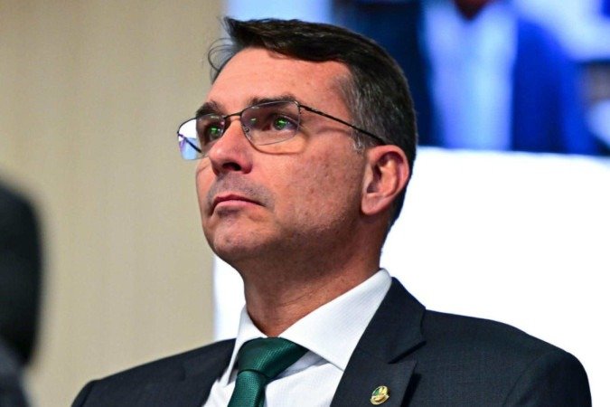 Flávio Bolsonaro atribuiu ao presidente Lula a responsabilidade pela decisão da Comissão Europeia de vetar a importação de carne brasileira - (crédito: Saulo Cruz/Agência Senado) Flávio Bolsonaro atribuiu ao presidente Lula a responsabilidade pela decisão da Comissão Europeia de vetar a importação de carne brasileira - (crédito: Saulo Cruz/Agência Senado)