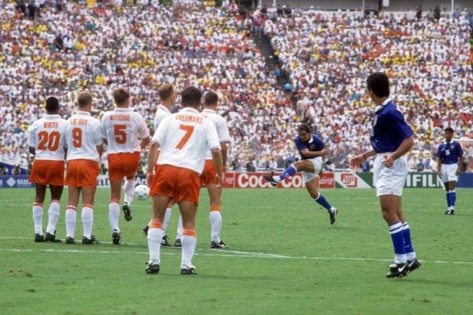 Branco cobra falta: gol da vitória por 3 x 2 contra a Holanda, em Dallas: estreou nas quartas de final e levou a Seleção adiante na Copa de 1994 - (crédito: Divulgação/Fifa) Branco cobra falta: gol da vitória por 3 x 2 contra a Holanda, em Dallas: estreou nas quartas de final e levou a Seleção adiante na Copa de 1994 - (crédito: Divulgação/Fifa)