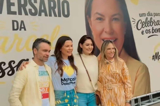 Na comemoração de aniversário da secretária de Desenvolvimento Social do Distrito Federal, Marcela Passamani, a governadora posou para fotos ao lado da aniversariante, do ex-secretário de Governo Gustavo Rocha e da ex-primeira-dama Michelle Bolsonaro.
