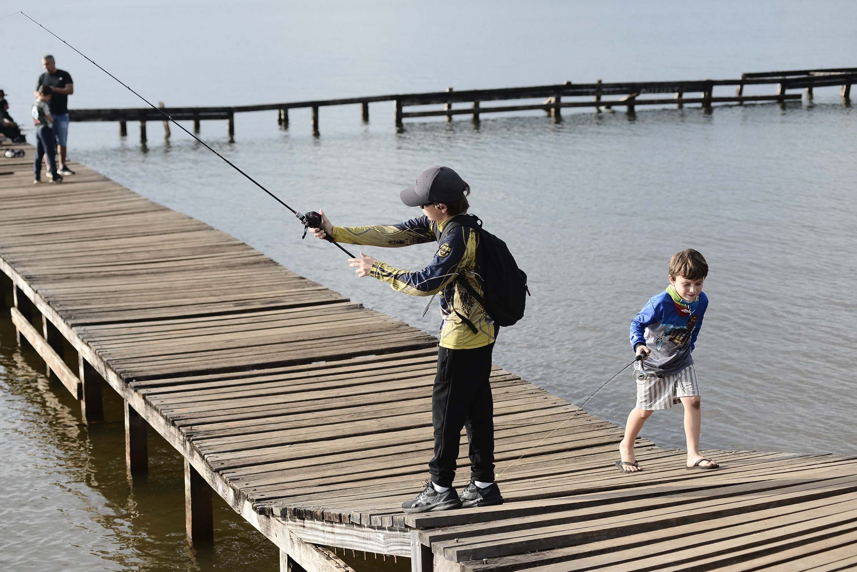 Theo, 11, e Ravi, 5, foram visitar o campeonato e aproveitaram para tentar pegar um peixe