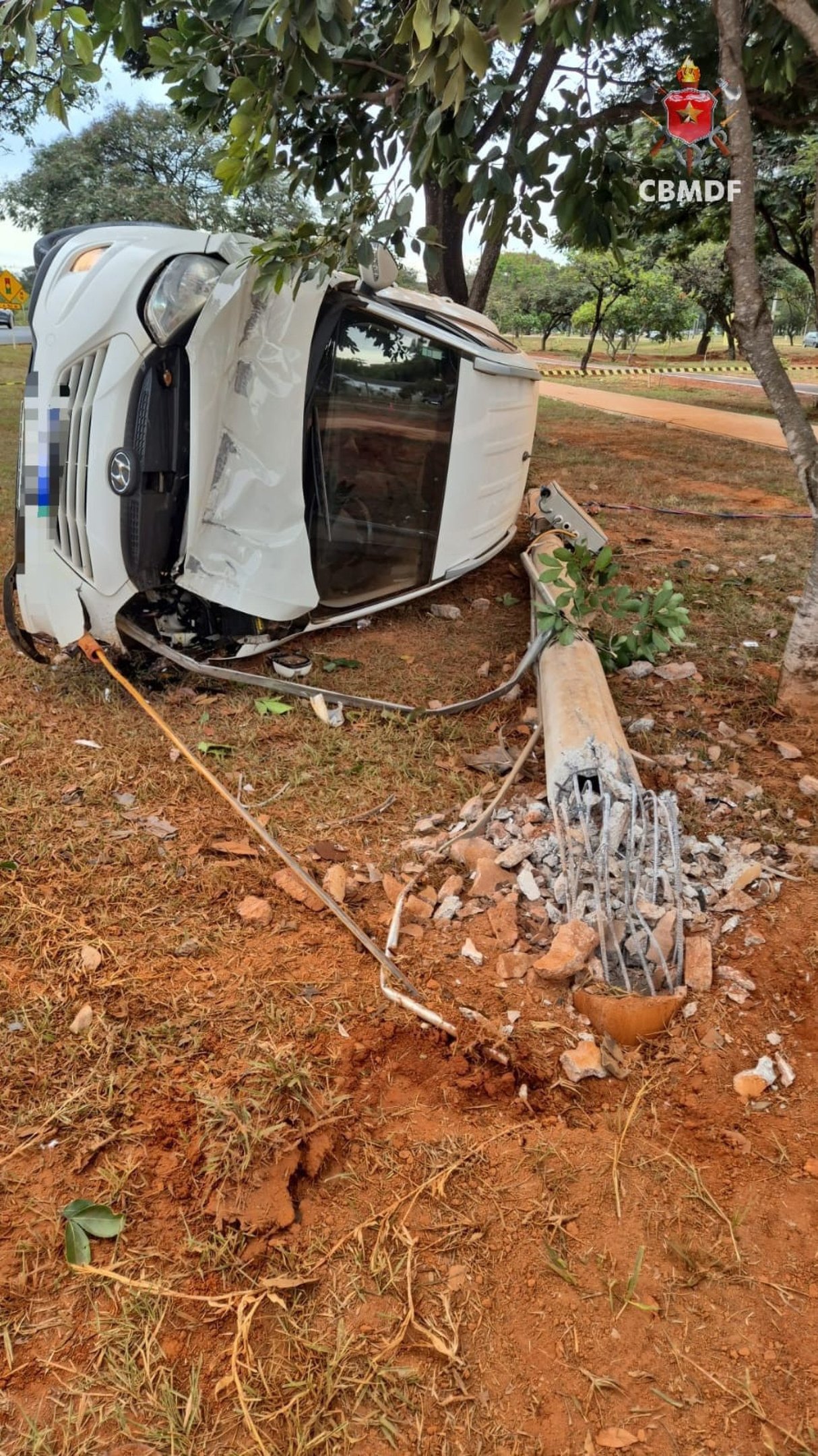 Condutora fica ferida ap&oacute;s tombamento de ve&iacute;culo no Plano Piloto