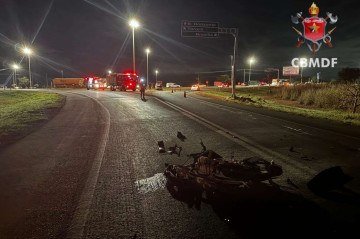 Os dois ocupantes da moto não resistiram aos ferimentos e tiveram os óbitos constatados ainda no local -  (crédito: CBMDF Divulga&ccedil;&atilde;o)