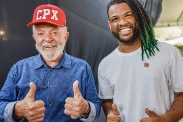 Lula com Rene Silva, em 2024. Extrema-direita tentará emplacar a versão de que presidente é leniente com facções -  (crédito: Ricardo Stuckert/PR)
