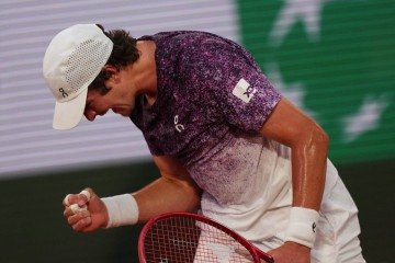 Jogo entre João Fonseca e Casper Ruud em Roland Garros -  (crédito: Dimitar DILKOFF / AFP)