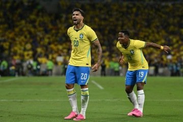 Brazil's midfielder #20 Lucas Paqueta celebrates next to teammate forward #19 Endrick after scoring his team's fourth goal during the international friendly football match between Brazil and Panama at the Maracana stadium in Rio de Janeiro, Brazil on May 31, 2026. (Photo by Mauro PIMENTEL / AFP)
       -  (crédito:  Mauro PIMENTEL / AFP)