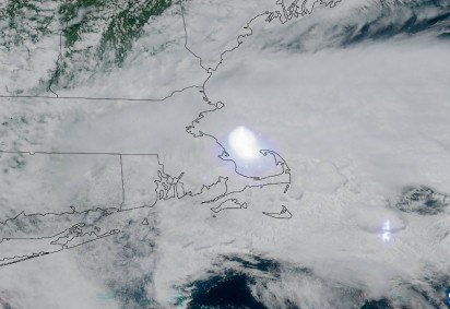O meteoro viajava a mais de 120.000 quilômetros por hora a uma altitude de mais de 60 quilômetros quando se desintegrou -  (crédito: HANDOUT / VARIOUS SOURCES / AFP)
