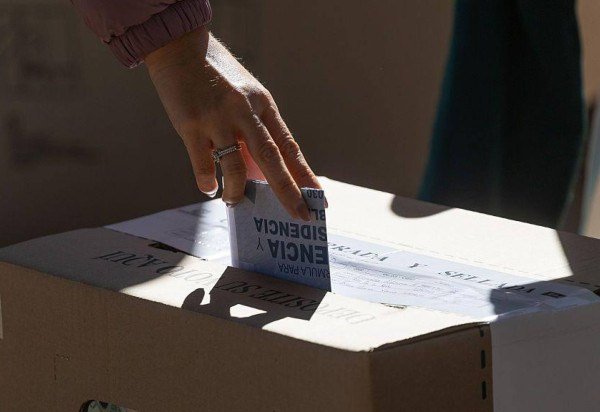 Abelardo de la Espriella promete pulso firme para para combater a violência -  (crédito: Rodrigo BUENDIA / AFP via Getty Images))
