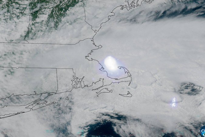 O meteoro viajava a mais de 120.000 quilômetros por hora a uma altitude de mais de 60 quilômetros quando se desintegrou - (crédito: HANDOUT / VARIOUS SOURCES / AFP) O meteoro viajava a mais de 120.000 quilômetros por hora a uma altitude de mais de 60 quilômetros quando se desintegrou - (crédito: HANDOUT / VARIOUS SOURCES / AFP)