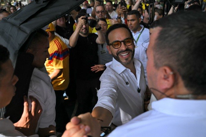 Abelardo de la Espriella cumprimenta eleitores na cidade de Barranquilla, onde votou: candidato teve 43,73% dos votos - (crédito: AFP) Abelardo de la Espriella cumprimenta eleitores na cidade de Barranquilla, onde votou: candidato teve 43,73% dos votos - (crédito: AFP)