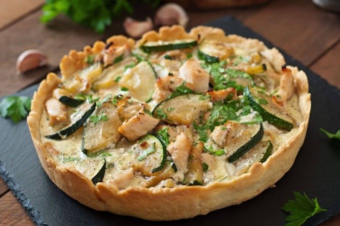 Quiche de frango com abobrinha (Imagem: Timolina | Shutterstock) - (crédito: EdiCase) Quiche de frango com abobrinha (Imagem: Timolina | Shutterstock) - (crédito: EdiCase)