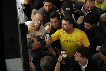Aliados apontam que Flávio já atravessou o período mais turbulento após revelações envolvendo sua relação com o banqueiro Daniel Vorcaro - (crédito: Jair Amaral/EM) Aliados apontam que Flávio já atravessou o período mais turbulento após revelações envolvendo sua relação com o banqueiro Daniel Vorcaro - (crédito: Jair Amaral/EM)
