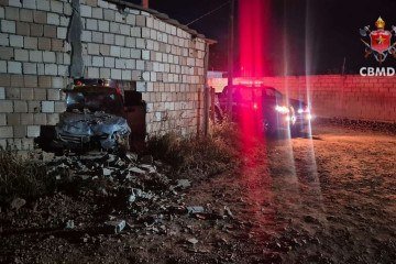Carro deixou buraco em muro no Paranoá -  (crédito: Divulgação/CBMDF)