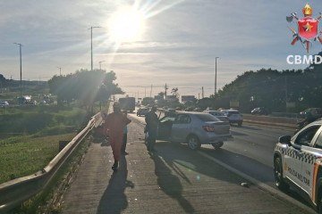 Colisão entre carro e motocicleta mobiliza bombeiros na EPTG  -  (crédito: CBMDF/Divulgação)