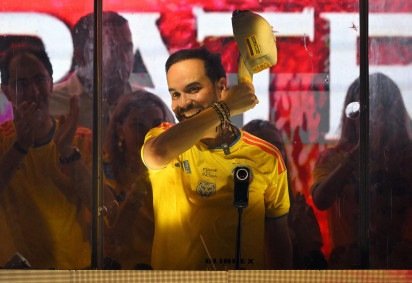 Com a camisa amarela da seleção nacional, o direitista De la Espriella festeja em Barranquilla -  (crédito: Rorigo Buendía/AFP) -Com a camisa amarela da seleção nacional, o direitista De la Espriella festeja em Barranquilla -  (crédito: Rorigo Buendía/AFP)