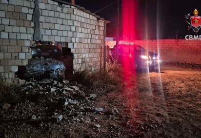Carro deixou buraco em muro no Paranoá -  (crédito: Divulgação/CBMDF) -Carro deixou buraco em muro no Paranoá -  (crédito: Divulgação/CBMDF)