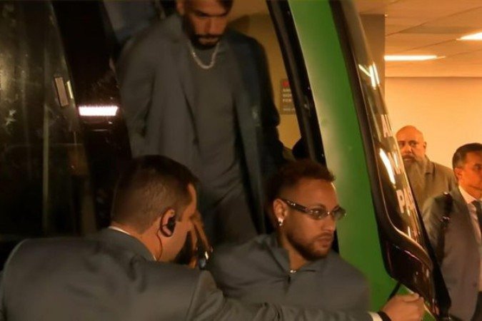 Neymar em desembarque no Aeroporto do Galeão - (crédito: Foto: Reprodução/CazéTV) Neymar em desembarque no Aeroporto do Galeão - (crédito: Foto: Reprodução/CazéTV)