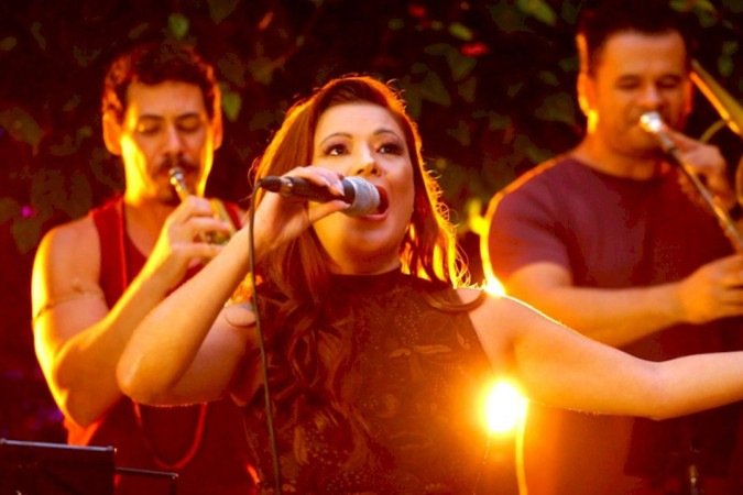 Chinela Voadora e o samba urbano no projeto 'Ao Vivo na Chacrinha' - (crédito: Nacho Produções) Chinela Voadora e o samba urbano no projeto 'Ao Vivo na Chacrinha' - (crédito: Nacho Produções)