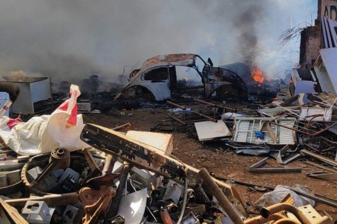 Apesar da proporção alcançada pelas chamas, o incêndio não fez vítimas - (crédito: Divulgação/CBMGO) Apesar da proporção alcançada pelas chamas, o incêndio não fez vítimas - (crédito: Divulgação/CBMGO)