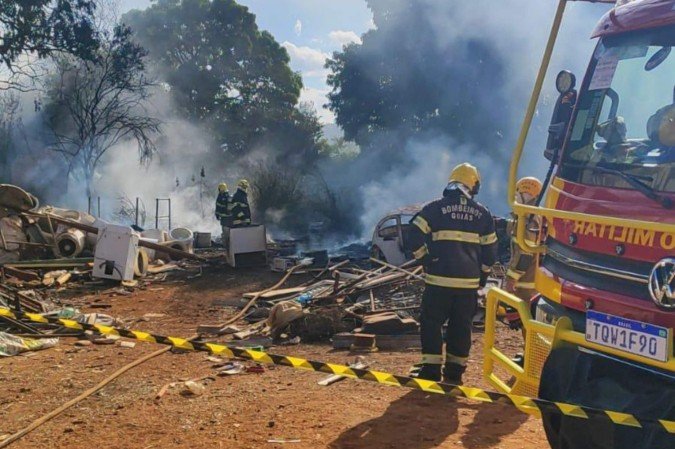 O inc&ecirc;ndio aconteceu em uma f&aacute;brica de reciclagem em Luzi&acirc;nia (GO)