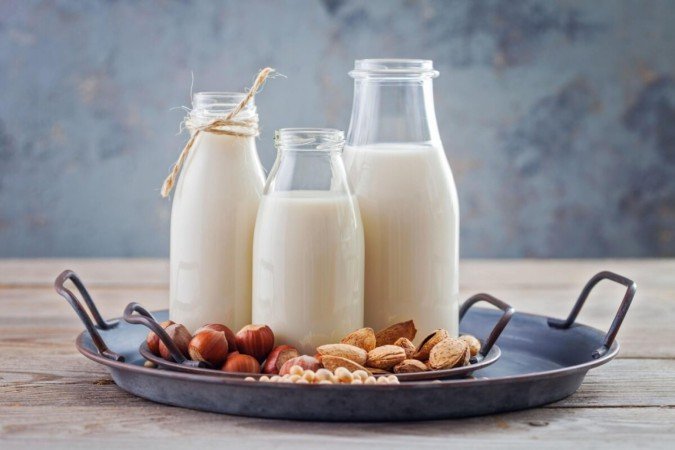 Bebidas vegetais são alternativas para pessoas com intolerância à lactose manterem uma alimentação equilibrada (Imagem: matka_Wariatka | Shutterstock) - (crédito: EdiCase) Bebidas vegetais são alternativas para pessoas com intolerância à lactose manterem uma alimentação equilibrada (Imagem: matka_Wariatka | Shutterstock) - (crédito: EdiCase)