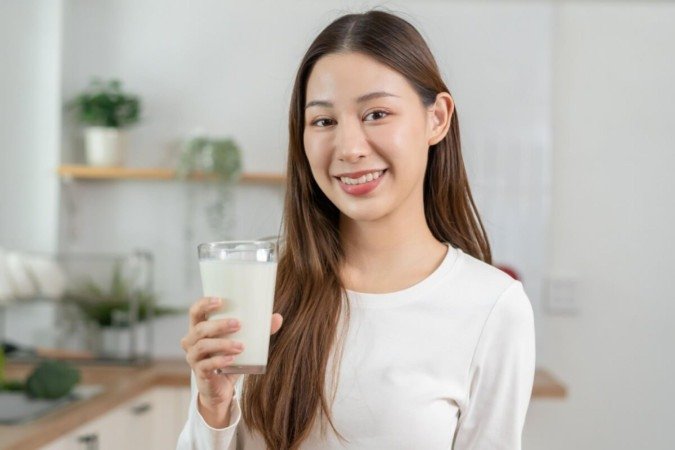 O leite é fonte de proteínas, cálcio, vitaminas e minerais importantes para o organismo (Imagem: Kmpzzz | Shutterstock) - (crédito: EdiCase) O leite é fonte de proteínas, cálcio, vitaminas e minerais importantes para o organismo (Imagem: Kmpzzz | Shutterstock) - (crédito: EdiCase)